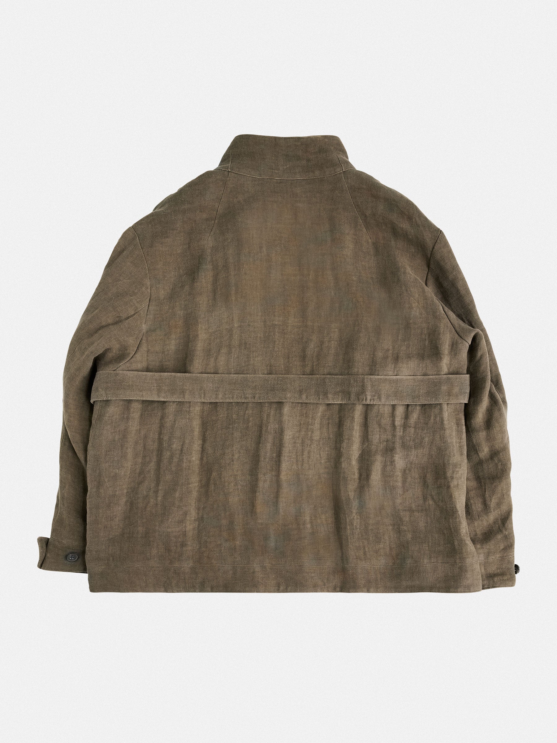 A belted oiled linen jacket with a collarless construction and sleeve tab details. Water-resistant for function and longevity.